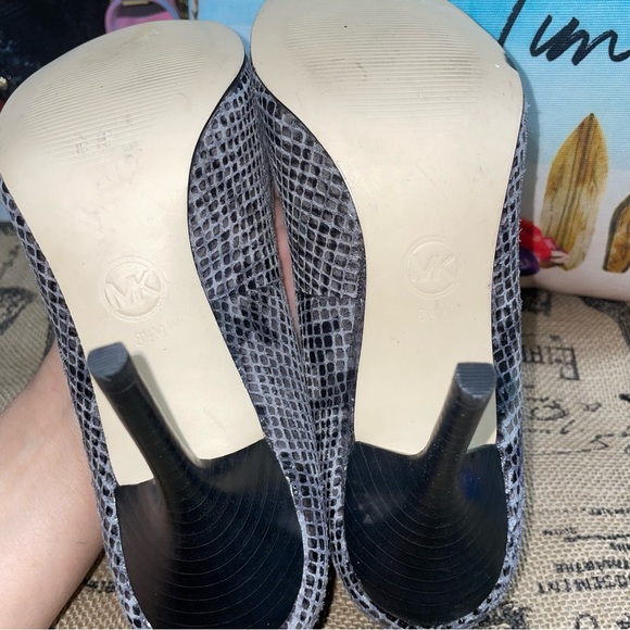 Michael Kors Grey Snakeskin Pattern Pump Size 8.5 Excellent Condition - Picture 10 of 10